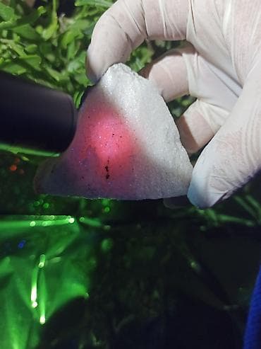 parca camadan: Xam Yaqut + Safir + Nadir Şpinel + Süd Kvarsı ? Flüoresans — 2