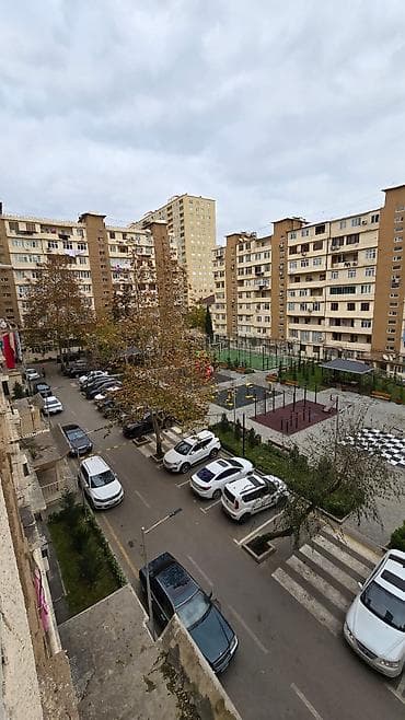 menzil: Satilan mənzil Bakı şəhərində yerləşir və yaşayış binasının orta blok — 9