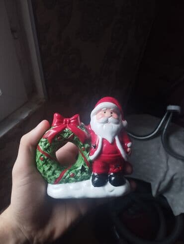 Yeni il dekoru – keramik Şaxta Baba fiquru və çələng - Material