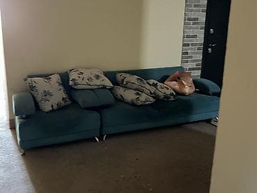 Divanlar: Divan,yastıqları və 2 kreslo ilə birgə satılır – 180 AZN Bir purjunu — 3