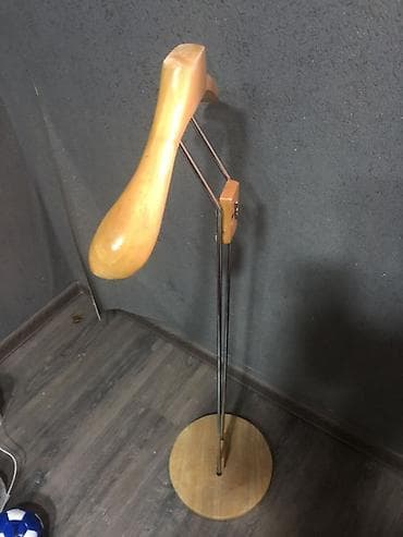 Taxta və metal qarışığından hazırlanmış paltar asılqanı – dik dayanan