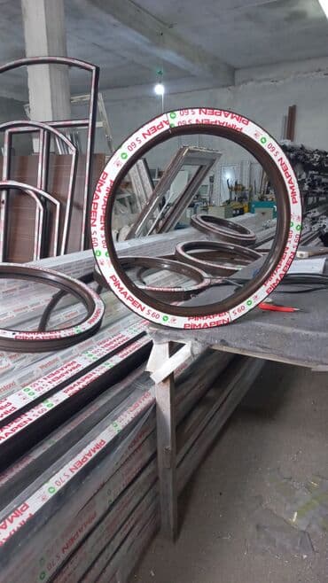 yumru pencere: Plastik yumru pəncərələr açilmayanlarin bi̇r ədədi̇ 60x60=60 man — 3