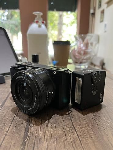 canon eos 600d: Məhsul: Sony ZV-E10 Almaniyadan almışıq kamera və flaşı. Çantada yer — 1