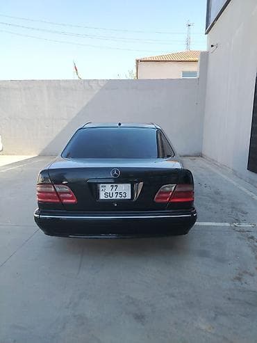 mercedes 190: Mercedes-Benz E-Class: 3.2 l | 2002 il Sedan — 3