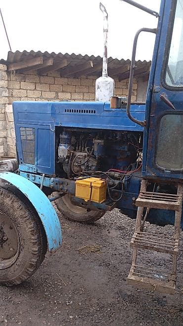 Motonəqliyyat: Mavi MTZ tipli təkərli traktor - Rəng: mavi - Kabinli, ikiqat qapılı — 2