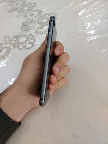 iphone 8 puls: IPhone 8, Qara, Barmaq izi — 4