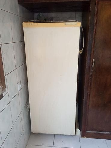 Çinar markalı bir qapılı soyuducu Xüsusiyyətlər: - Üst hissədə daxili