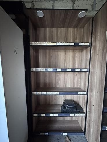 kafe avadanlığı: Mağaza vitrin rəfi – taxta teksturalı panel və metal karkaslı modul — 2