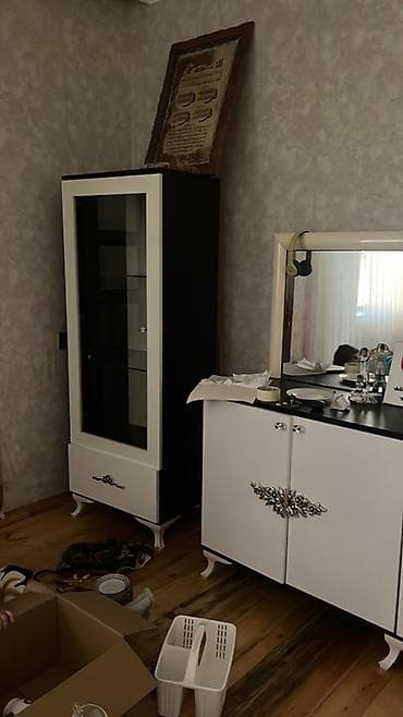 qapil: Mebel dəsti – qonaq otağı və yataq otağı üçün Tərkibi: - Vitrin şkaf — 1