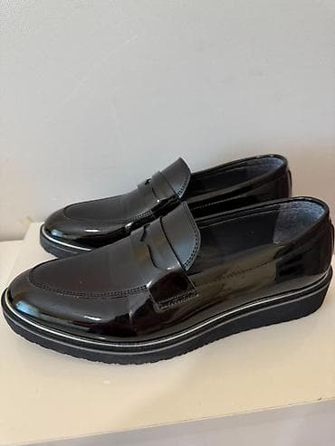 Qara laklı loafer ayaqqabı - Klasik penny loafer dizaynı: üst hissədə