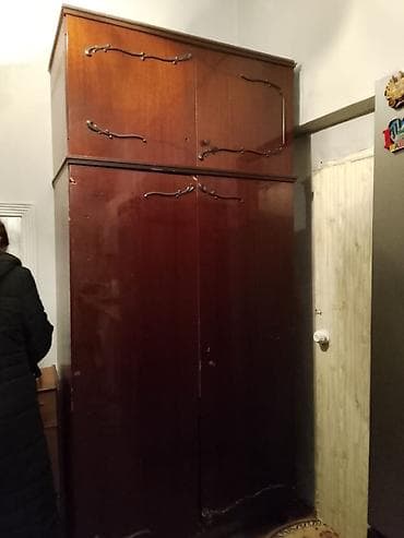 Ev üçün mebel: Klassik taxta paltar şkafı - Material: ağac, parlaq tünd qəhvəyi — 1