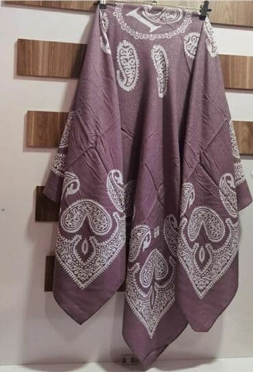 женские красные шарфы: Kəlağayılar. Bu kəlağayıların içi boş K hərfi ilə yazılıdı. Materialı — 8