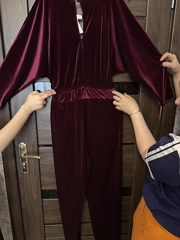 İstifadə olunmamış - sinə dekolteli Bordo rəngli məxməri kombinezon - — 2