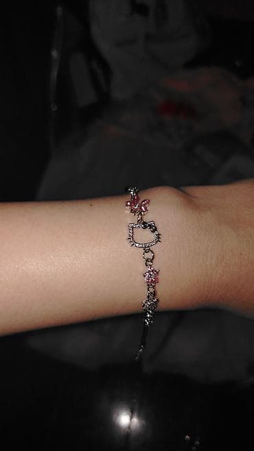 Gümüş rəngli zəncirli qadın bilərziyi. Dizaynda şirin pişik konturu və