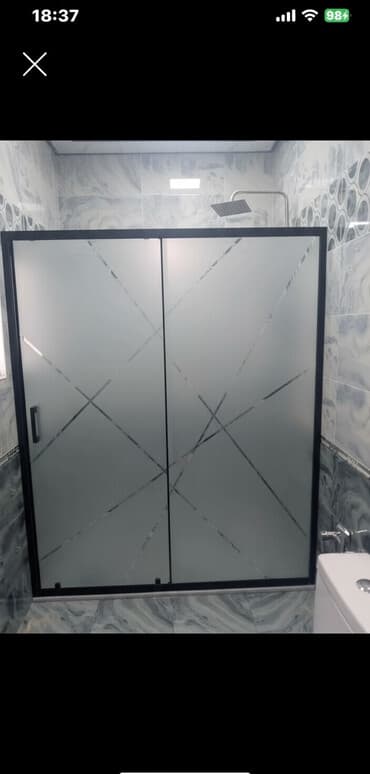 Banyoda istifadə üçün nəzərdə tutulmuş, mat şüşəli və müasir dizaynlı