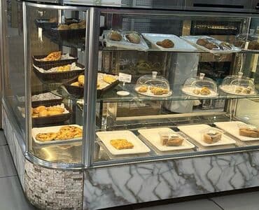 Vitrin tipli dəsti - Ön və yan tərəfləri temperli şüşədən, məhsulları