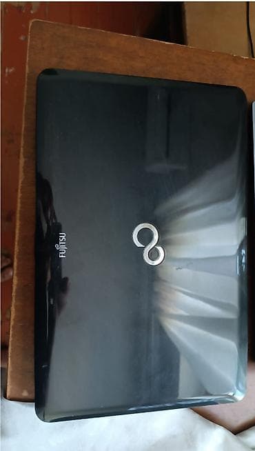 acer noutbuk: Notbuk isleyir, bataryasi xarabdi zaryatkada isleyir, klaviaturasinda — 1