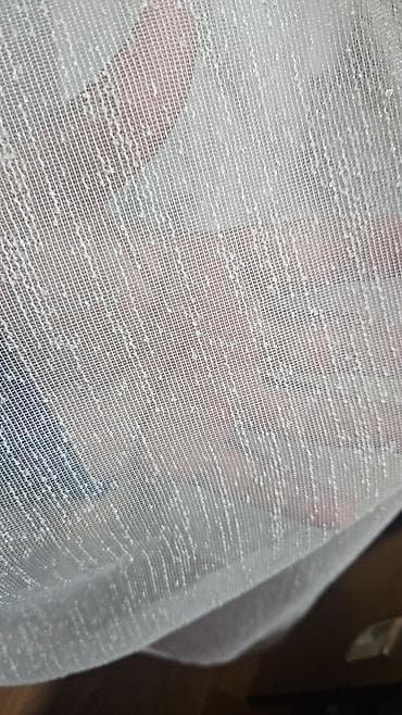 Ağ, şəffaf tül pərdə, otağa zəriflik və işıq qatır. Yüngül toxuması