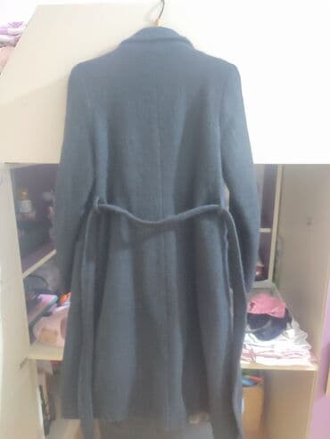 qadınlar üçün uzun palto: Bu qadın paltosu uzun, neytral rəngdədir. Geniş yaxalıq və iri, qabaq — 2