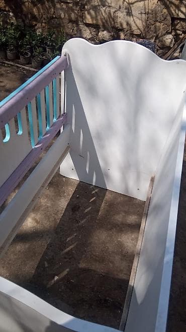 rezin yataq: Oğlan və qız üçün, Dördbucaq, Beşik, Dəstsiz, Matrassız, Yellənmə mexanizmsiz — 4