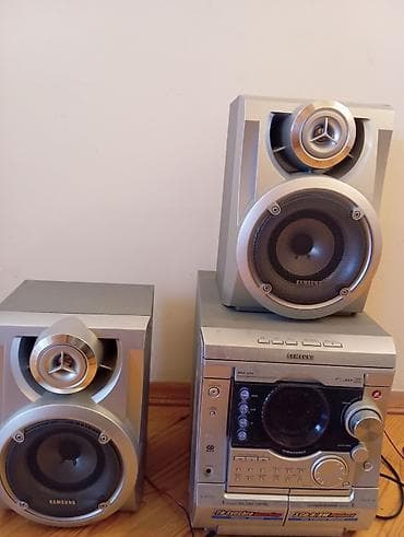 səs pultu: Samsung mini Hi-Fi audio sistemi – 2 ədəd akustik kolonka və mərkəzi — 1