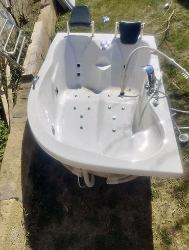 Hidromasajlı künc vanna. 2 nəfərlik geniş cakkuzi. Heç bir çatı
