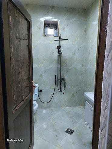 bakixanovda ev: Satılır: Həyət evi Xüsusiyyətlər: - Hündür, beton hasarla əhatəli — 7