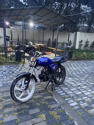 Moped/motosiklet – mavi rəngdə, yüngül çərçivə və dar oturacaqla şəhər