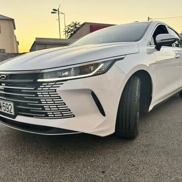 последующий выкуп авто бишкеке: BYD sedan – ağ rəng, aerodinamik kuzov və geniş xrom ön barmaqlıq. Ön — 3