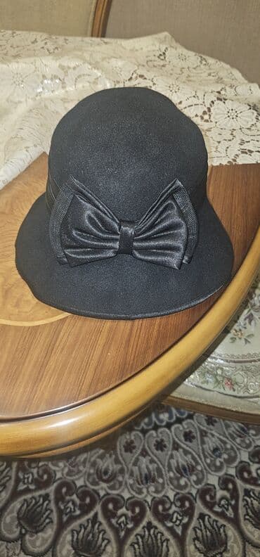 Qadın şlyapası – klassik qara rəngdə - Stil: cloche/kupa forması, enli