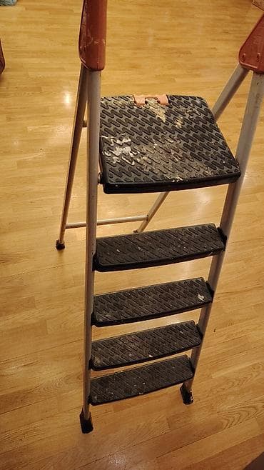 Beşpilləli qatlanan nərdivan - Material: möhkəm metal karkas, yuxarı lalafo.az -da Beşpilləli qatlanan nərdivan - Material: möhkəm metal karkas, yuxarı