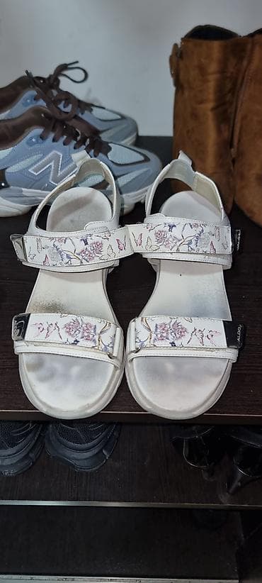 ağ sandallar: Məhsul: ALDO qadın sandal - Rəng: ağ (çiçək və kəpənək naxışlı) - — 1