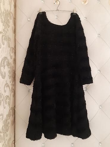 Qara tüklü toxuma materialdan hazırlanmış qadın paltarı. - Model