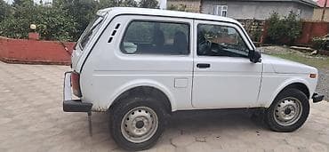 tap.az diski teker: LADA Niva (VAZ 2121) 3 qapı, ağ rəngli ofroud krossover. Əsas — 2