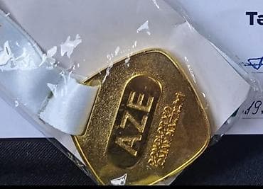 AZE yazılı qızılı rəngli medal

zehmet olmasa kimde varsa mene desin