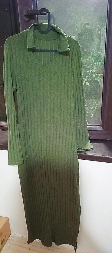 Zeytun-yaşıl rəngdə trikotaj paltar - Model: uzun, düz kəsim, aşağı