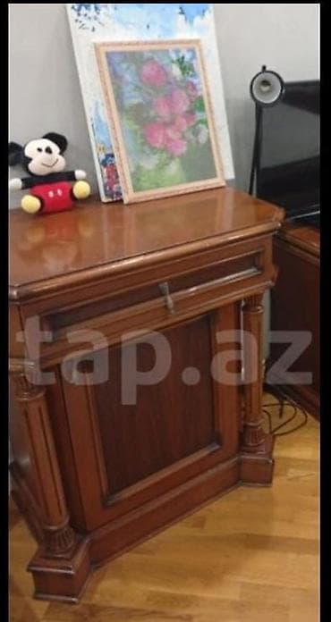 Klassik üslublu taxta tumbə - Material: ağac, cilalı təbii şpon