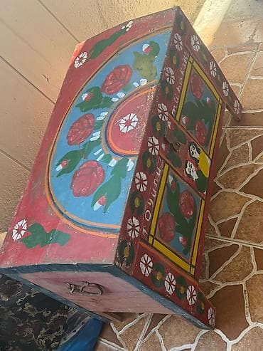 Əl işiylə bəzədilmiş taxta sandıq - Material: kütləvi taxta, metal