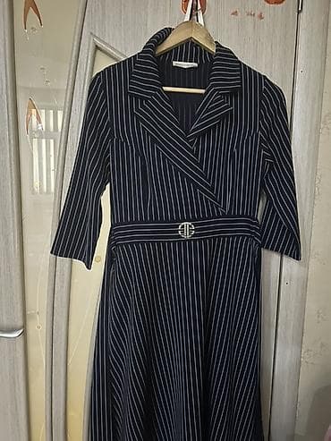 böyük bədən paltarlar: Zolaqlı qara don – şık və ofis tərzi. - Dizayn: incə ağ şaquli — 1