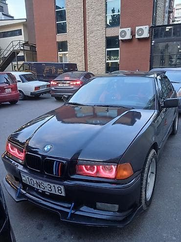 lada salon: BMW 3 Seriya E36 sedan, qara rəng. M-üslub bədən dəsti və ön splitter — 3