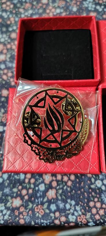 Gerb
Gizili rəng
Metal
4X4 cm
El ishi .
2 eded galib