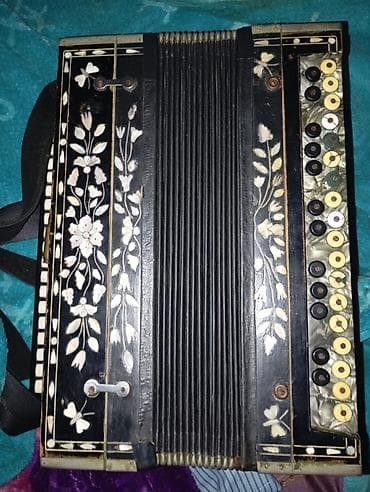 Qarmon, Akustik, İşlənmiş