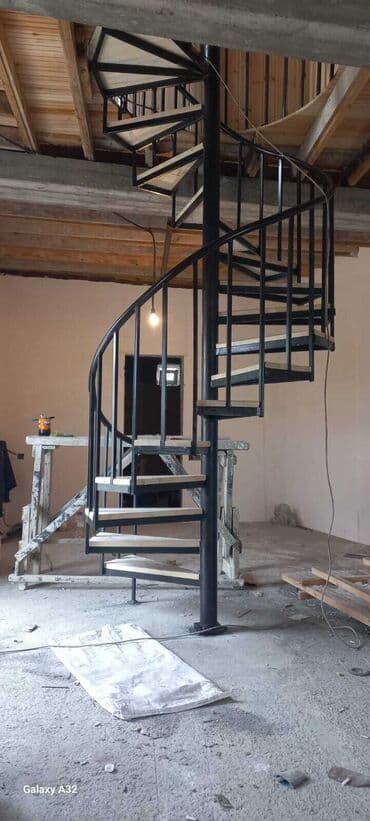 toxunma tutacaqlar: Şüşə və metal elementlərdən ibarət müasir üslubda hazırlanmış pilləkən — 6