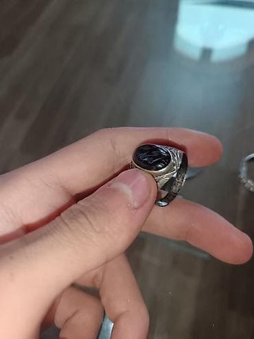 Qol saatları və aksesuarlar: Kişi üzüyü – oval qara daşlı əqiq - Material: metal əsas (gümüş rəngli — 6