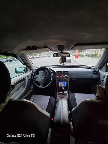 1994 bmw 320: Mercedes-Benz C-Class: 2.2 l | 2000 il Sedan — 7