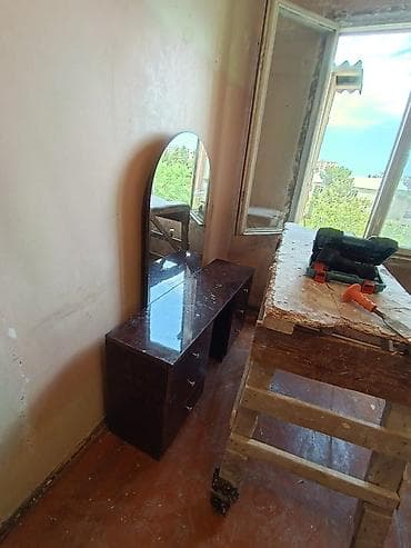 Klassik üslubda mebel dəsti - Yüksək qapılı vitrinli şkaf: 3 bölməli