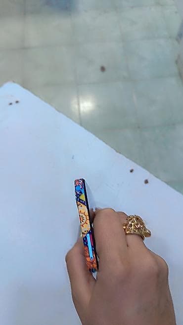 ps telefon: Rəngli naxışlı arxa örtüyə sahib smartfon - Ekran: tam ön paneli — 1