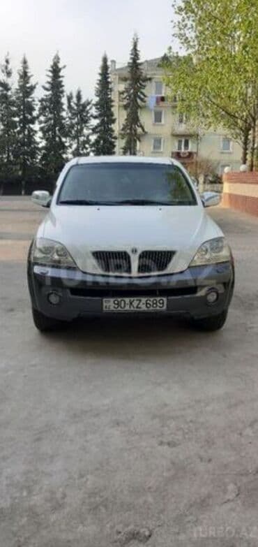 авто запчасти на опель: Ağ rəngdə Kia Sorento avtomobili. Avtomobilin ön hissəsindəki radiator — 3