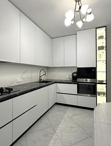 Müasir “L” formalı mətbəx mebeli – ağ mat fasadlar, qara mərmər