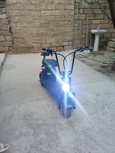 on lip: Elektrikli skuter satılır. Qara rəngli, oturacaqlı və kompakt dizayna — 1